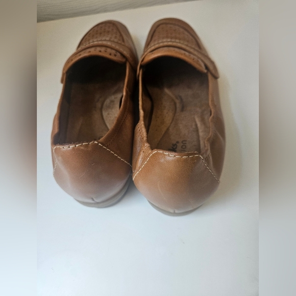 Clark -Women's Sz 8.5 Lyrical Way Leather Loafer Flat, Tan/Brown - Picture 2 of 9